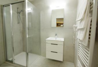 Adeba Hotel has rooms with a private hot tub