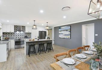 Nulkaba House has rooms with a private hot tub