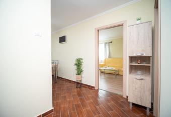 L&R Modern Apartment allows 18 year olds to book a room