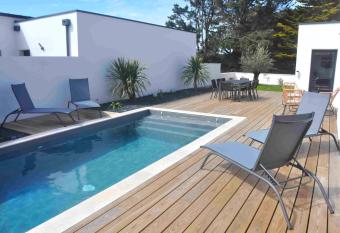 Villa Rosemonde - Br  tignolles sur Mer allows 18 year olds to book a room