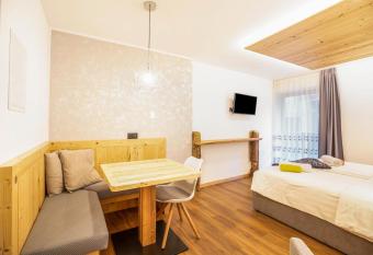 Chalet Osmar Suite 2 has Balcony rooms