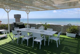 Attico vista mare allows 18 year olds to book a room