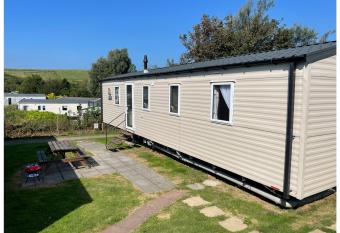 Cosy 3-Bed Caravan combe haven st Leonards on sea has Balcony rooms
