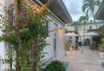 Tiana Beach Inn has Balcony rooms