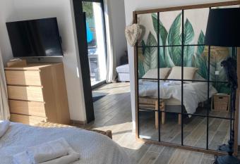 Petit nid douillet en Luberon avec spa has rooms with a private hot tub