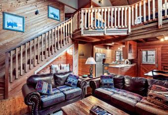 Mama Bear's Retreat has rooms with a private hot tub