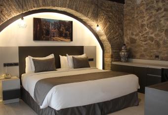 Hotel Boutique Casona de Santa Clara allows 18 year olds to book a room