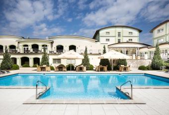 Parkhotel Plzen Congress Center has rooms with a private hot tub