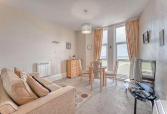 Apartment 2 - 1 Bedroom Sea Front-Sea Views-Free Parking allows 18 year olds to book a room