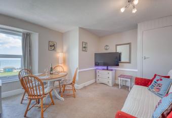 Apartment 5 - 1 Bedroom Sea Front-Sea Views-Free Parking allows 18 year olds to book a room