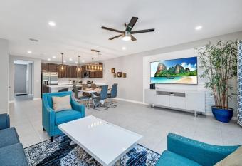 Spacious 3BR Holiday Home - Pool and BBQ! allows 18 year olds to book a room