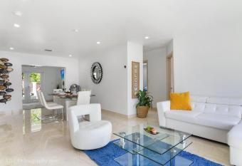 Baby Camellia modern home beautiful and spacious allows 18 year olds to book a room