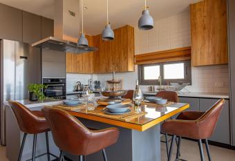 Eagles Nest- 2BR stylish, free park, Netflix has Balcony rooms