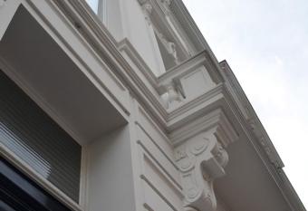 Chantilly Townhouse has Balcony rooms