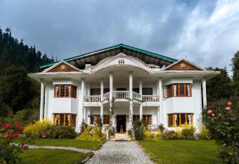 StayVista at The Lama House with huge lawn and valley view allows 18 year olds to book a room