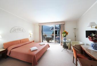 Hotel Excelsior Bay has Balcony rooms