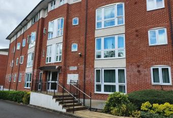 global relocation 2 Bed Apt Near Hatfield Station Free Parking allows 18 year olds to book a room