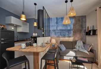 Beautiful apartment with terraceair conditioned-beautifully decorated #K6 has Balcony rooms