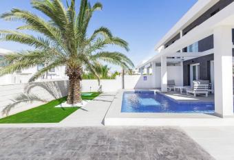 Casa Bos Dolphin Pool Jacuzzi 6p has Balcony rooms