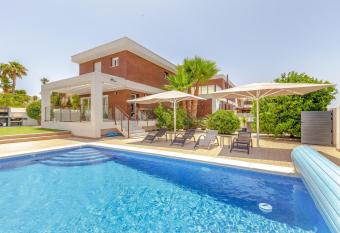 Casa Bos Orange Pool and Jacuzzi has Balcony rooms