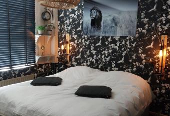 Sweetlake has Balcony rooms