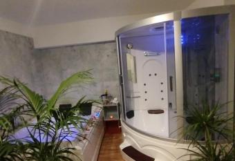 B&B Confort has rooms with a private hot tub