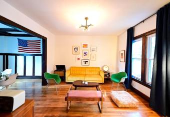 Luxe Mid-Century Styled Historic Townhouse #2 has Balcony rooms