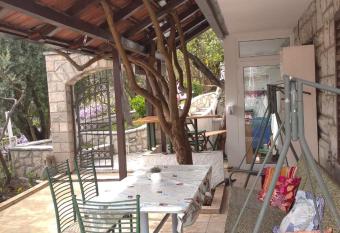 Apartment CEPIC has rooms with a private hot tub