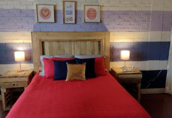 Hostal de Lucca has Balcony rooms