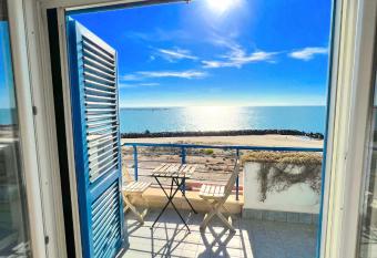 TRAMONTO Suite-Rome Airport FCO-Fronte mare has Balcony rooms