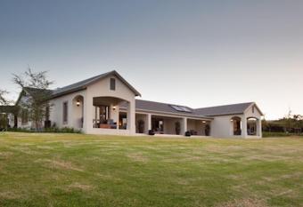 Under Oaks Guest House has Balcony rooms