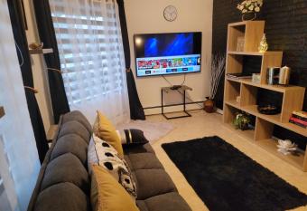 charming & comfy apartment, close to highway, wifi, netflix, amazon prime has Balcony rooms