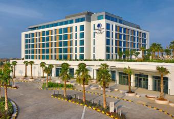 Doubletree By Hilton Abu Dhabi Yas Island Residences has Balcony rooms