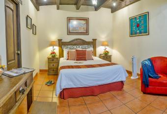 Hotel Meson del Valle by AHS has rooms with a private hot tub