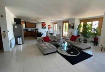 Evian Magnifique T3 face au lac wifi et parking has rooms with a private hot tub