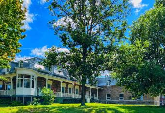 Auberge Le St-Alexis allows 18 year olds to book a room