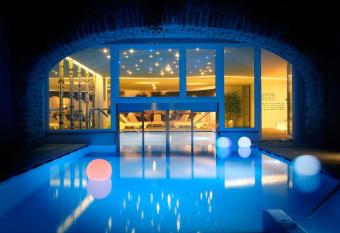 Les Plaisirs d Antan has Balcony rooms