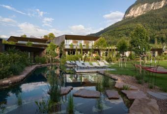 Manna Resort has Smoking/Balcony rooms