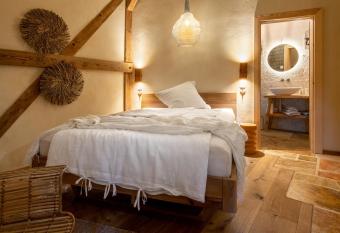 Gut Leben Landresort allows 18 year olds to book a room