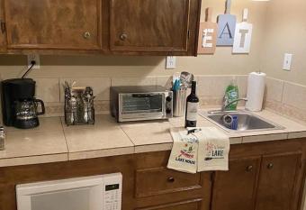 Lake Travis Lakefront Retreat - Hot tub - Boat Ramp - Lakeside Parks has rooms with a private hot tub