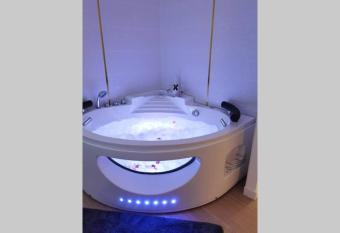Nid d amour baignoire/jacuzzi has Balcony rooms