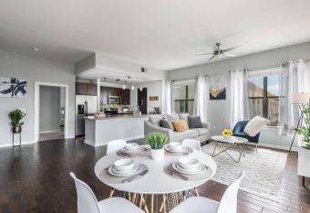 POOL VIEW TWO BEDROOM SUITE CENTRAL DALLAS FREE PARKING INTERNEt has Balcony rooms