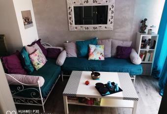 joli cocon de 60 m2 avec 85 m2 de jardin et terrasse has Balcony rooms