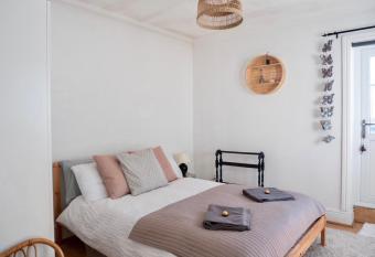 Penarth Town (Cardiff) - Private Sun Terrace! Ideal For Families & Couples! has Balcony rooms