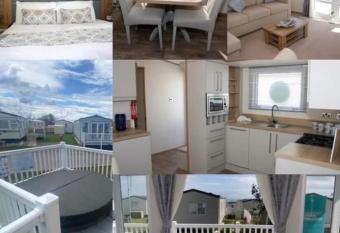 Luxury Tattersall Lakes Hot Tub Staycation 6 Berth Luxury Caravan has Balcony rooms