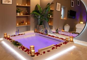Aix chambre romantique, VRAI JACCUZZI 2 PERSONNES has rooms with a private hot tub