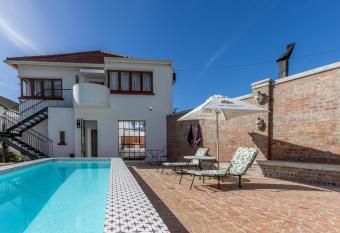 La Maison On Main Self-Catering Villa has Balcony rooms