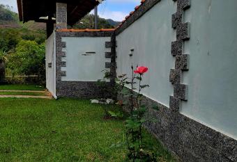 Casa Rosa Lumiar/cachoeira/roupas de cama e banho. allows 18 year olds to book a room