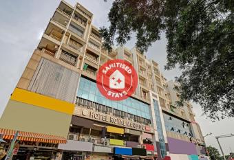 Hotel Royal Mansion, Gandhinagar allows 18 year olds to book a room