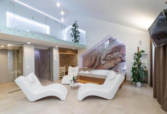 OREA Hotel Arigone Olomouc has rooms with a private hot tub